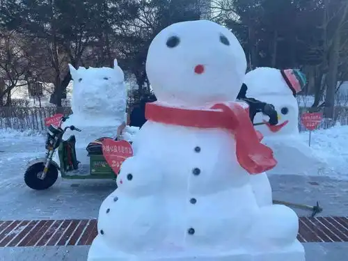 堆雪人做雪景哈尔滨各大公园雪趣浓
