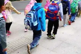40公斤的孩子书包重10公斤爸爸吐槽这书包我都拎不动
