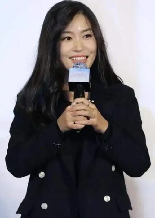 张艺谋张女不惊艳但很耐看,穿黑色西装干练知性,外籍男友好帅气
