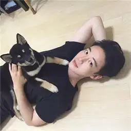 男生抱猫抱狗帅气暖心头像2018精选爱你所以离开你眼泪是回忆
