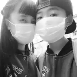 求qq情侣背影意境头像是两个人站在一起的不是两张是一张的
