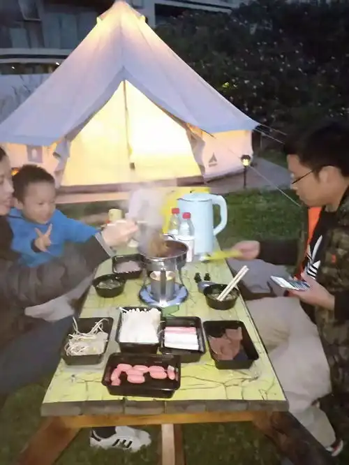 温暖的露营露营还可以吃火锅,这个冬天不太冷哦
