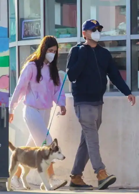 小李子与嫩模女友恩爱不停穿情侣装甜炸,长腿哈士奇成狗中颜霸
