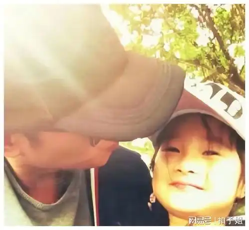 父亲节文章与女儿罕见同框,笑起来和爸爸俩一模一样,好温馨
