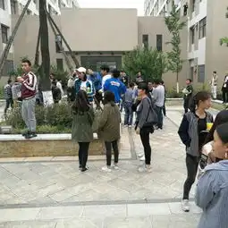 男子跪地表白却等来女主和她男友
