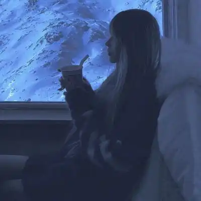 我的emo都是装的就像你的深情一样
