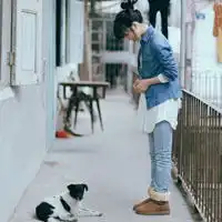 抱狗狗的qq女生头像狗狗是人类最最最忠实的朋友啦
