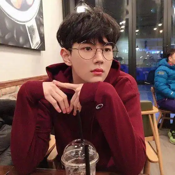 如何挑选适合自己的镜架镜片琳琅满目该怎么选
