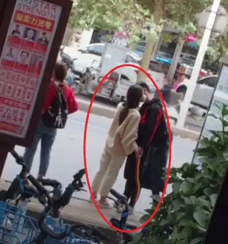 00后情侣街头热吻,路过的大妈亮了,大妈你在瞧什么呢
