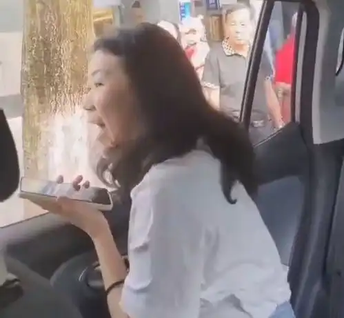 女乘客酒后吐在车里,司机索赔300元成抢劫网友吵翻天
