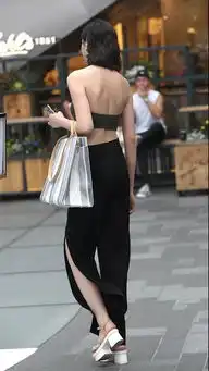 街拍美女时尚搭配营造了完美的身材,始终牵引着人们的目光

