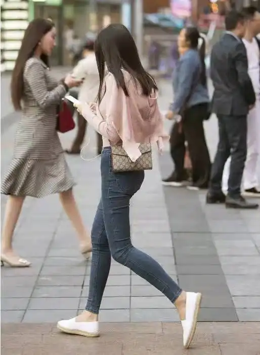 26岁少妇,现身魅力之都,街拍好身材底裤
