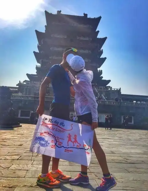 有些人的远方在嘴上,这对150天跑步去拉萨的情侣,远方就在脚下
