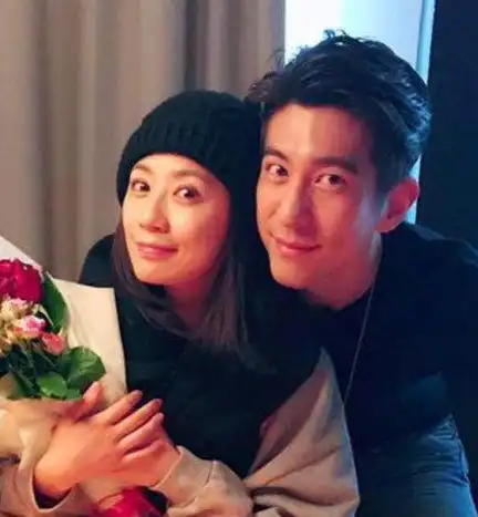 贾静雯修杰楷婚纱照爆光,嫁给爱情的女人真漂亮,少女感超强
