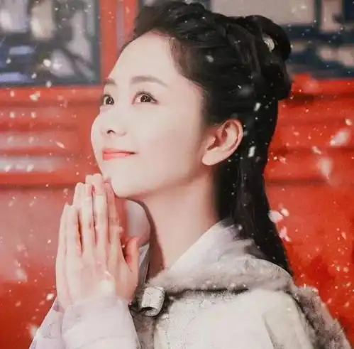 谭松韵说自己全班最丑,昔日宿舍合照曝光,舍花竟是我们熟悉的她
