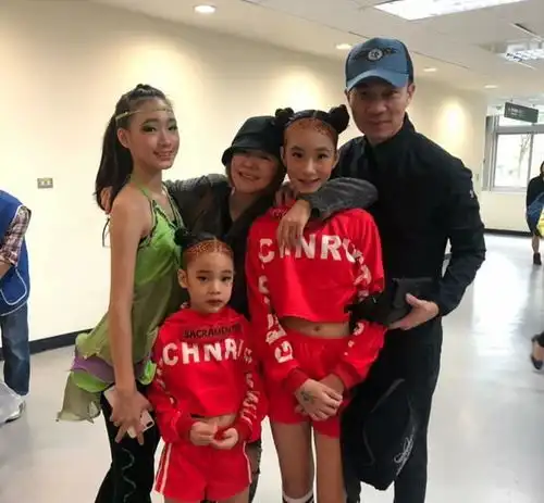 小s大女儿许俏妞舞蹈比赛又双叒叕拿第一,妈妈自豪,干爹点赞
