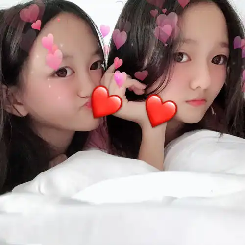 王菲女儿李嫣和汪峰女儿小苹果是好朋友,个个都是腿精
