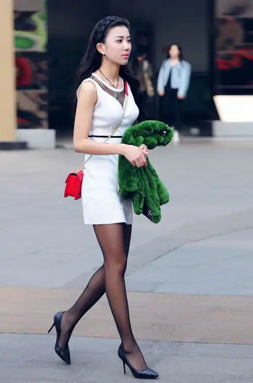 街拍美女时尚的女人们,身材高挑,美腿修长惹人羡慕
