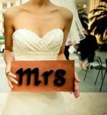 求情侣头像女的穿着婚纱举着mrs字男的举着mr的字,一左一右的高清图片
