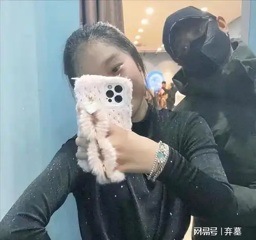 这一次,面目沧桑,眼神躲闪的文章,终于为他的狂妄买了单周星驰姚笛张嘉译文章演员海涛马伊琍手机网易网
