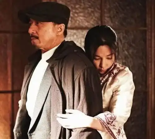 民国三大女流氓之一,袁世凯门生,女权急先锋,一群男人闻她臭脚
