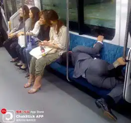 在日本哪儿都能睡,醒了内裤还在钱也没少

