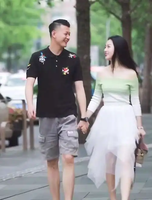 牵手不惹人注目,新的撒狗粮方式,叫我裙你裤,俩人腿双双长
