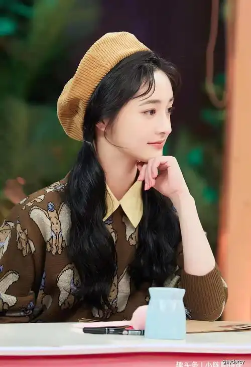 周洁琼高调换新发色,粉色长发搭军绿色连衣裙,又酷又美个性十足
