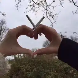 朋友圈背景图遇见你短信写成诗,诗谱成歌,歌里全是你
