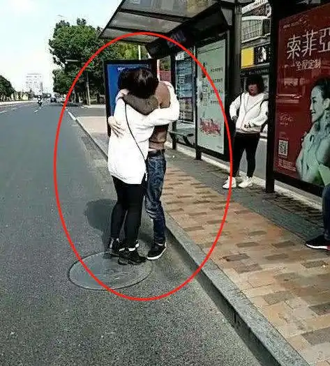情侣在公交站台拥抱,难舍难分,结果两人悲剧了,路人接连后退
