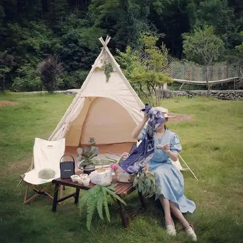 何雯娜带女儿搭帐野餐,自然又清新,穿泡泡袖长裙戏水惬意十足
