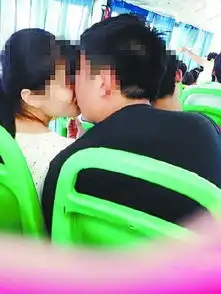中新网湖北情侣公交车上嘴对嘴喂水果持续一路无视老人小孩
