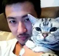 我要和第一张头像差不多的图片做qq头像,性别男的,抱着狗或猫咪
