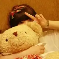 情侣头像倒着的躺在床上的那对
