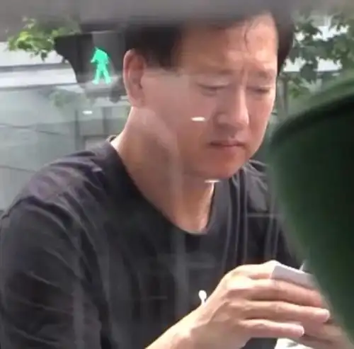 继上次道歉后,郑爽父亲首次露面,满脸惆怅穿搭不顾形象狂刷手机
