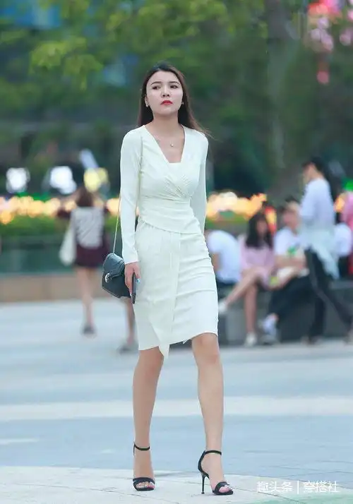 街拍美女穿得太修身了,高挑身材气质出众,就是要这样的感觉
