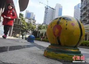 福州一小区石墩绘上动漫人物成一景
