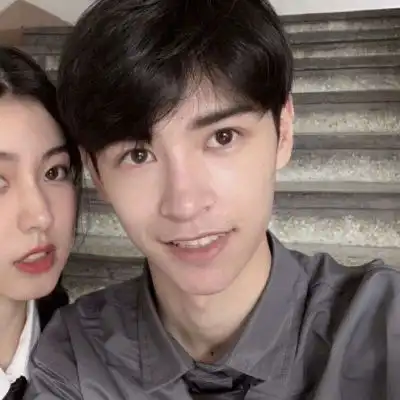 真人情侣头像两张情侣头像男女一起一人一半
