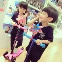 最新萌娃情侣头像一左一右,可爱天真的小孩子
