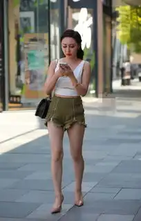 街拍美女姑娘穿得特别简约,显瘦效果呈现,女人味十足
