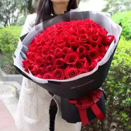 七夕情人节鲜花预定,玫瑰花花束玫瑰花礼盒抱抱桶99朵玫瑰
