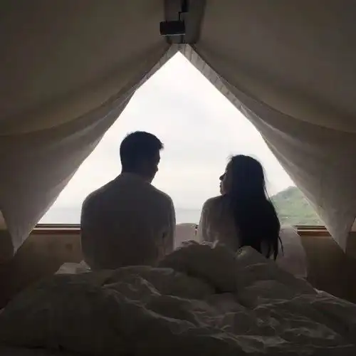 情侣头像我总觉得手上的糖肯定不如你嘴里的甜
