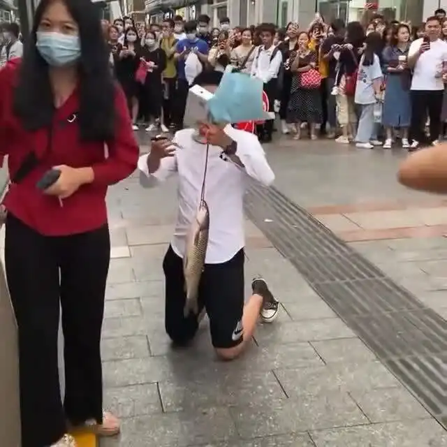 求婚翻车现场小伙拿着花双膝跪地向女孩求婚,结果却是哄堂大笑
