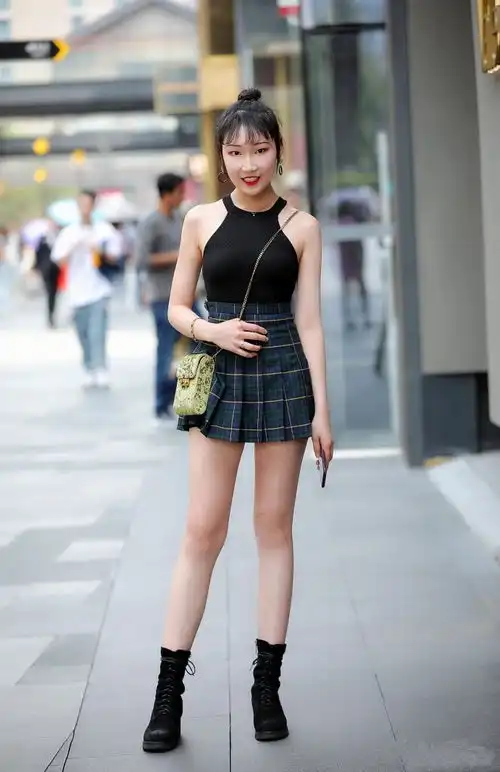 街拍美女,燥热的夏日需要时尚酷炫来点缀,美腿与高颜值不会缺席
