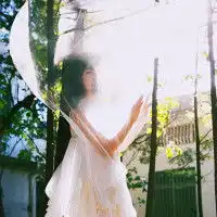情侣头像女的看不到头穿着类似婚纱手拿着花
