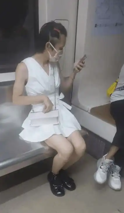 轻松一刻情侣公然热吻,结果电梯看不下去了
