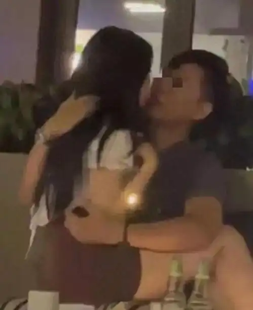 男女咖啡店内法式湿吻画面曝光,被请离后反手给差评

