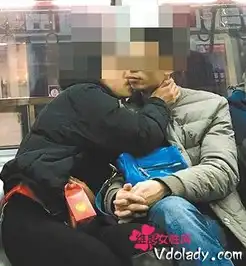尴尬了情侣地铁里接吻亲热9岁女孩好奇发问在干啥
