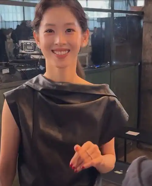 米兰时装周第二波舒淇郭晶晶同框,章泽天富贵,台湾女星好敢穿
