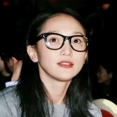 周迅素颜旧照曝光,不愧是氛围感第一人
